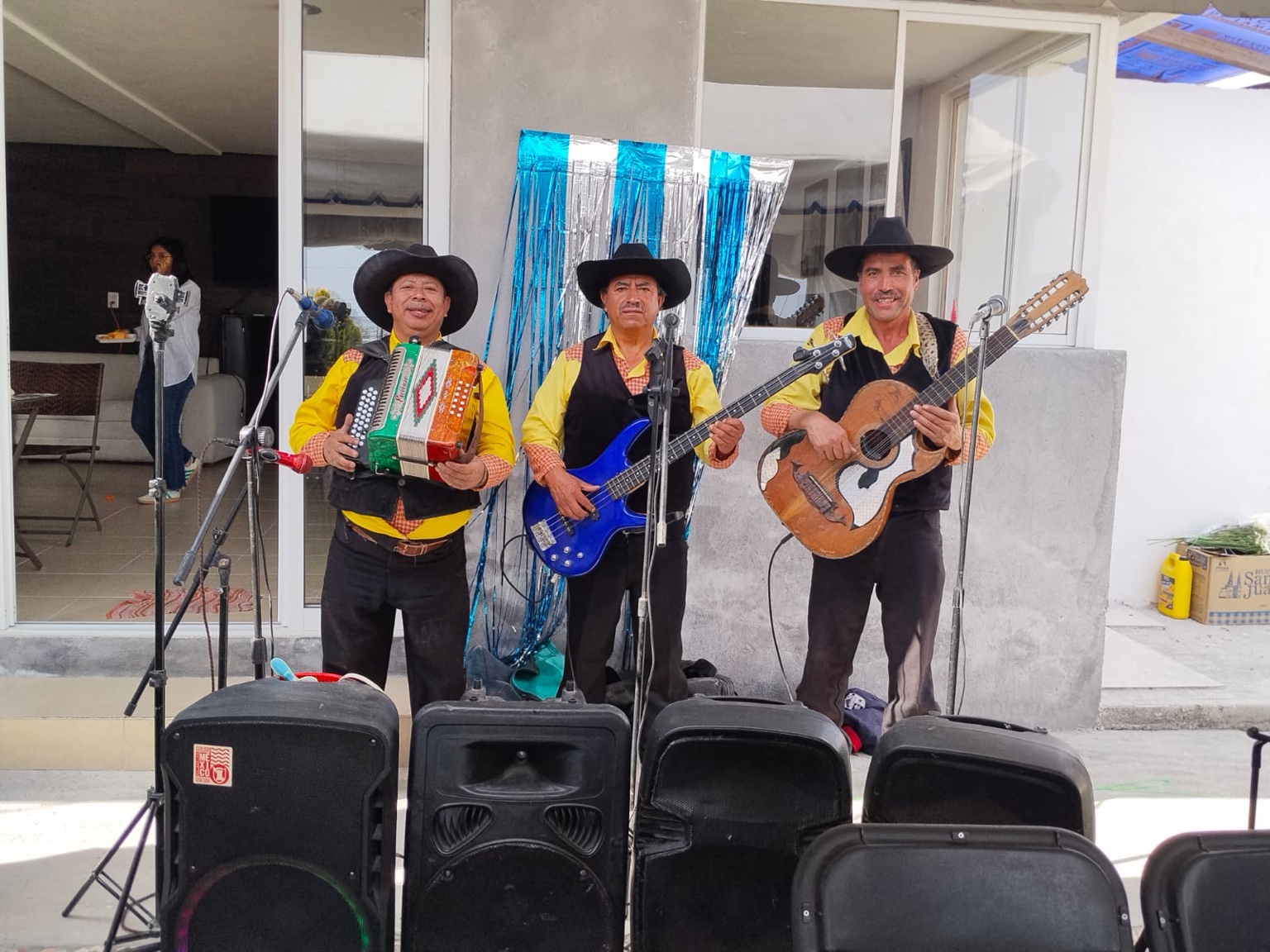 Fidel Martínez y su Grupo Corazón Norteño durante un evento con instrumentos